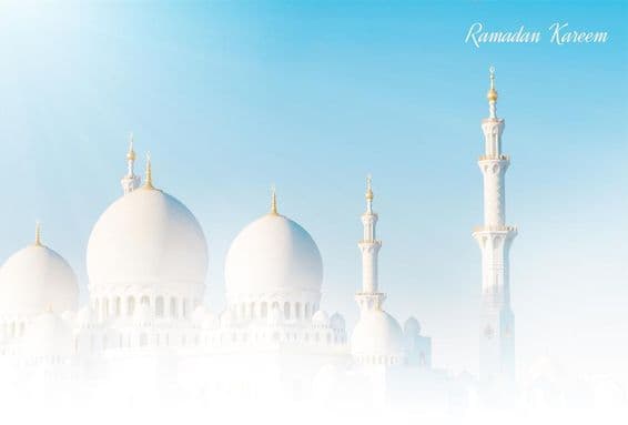 Ramadã abençoado com uma bela mesquita ao fundo.