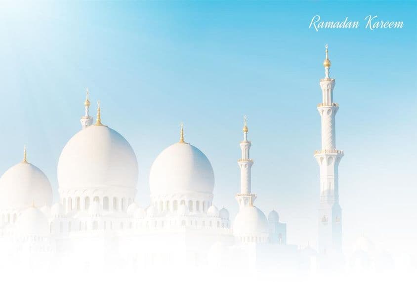 Ramadã abençoado com uma bela mesquita ao fundo.
