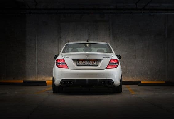 Mercedes Benz C63 2009 no estacionamento.