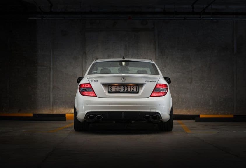 Mercedes Benz C63 2009 no estacionamento.