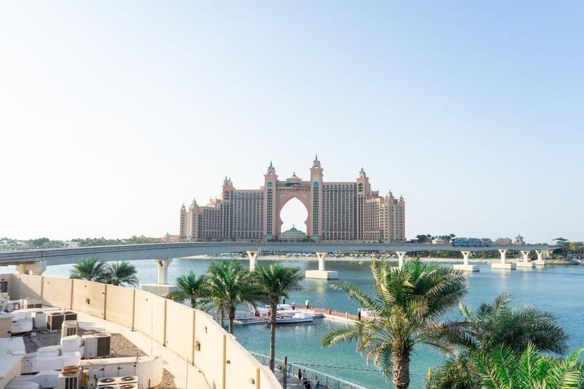 Vista da ilha artificial Palm Jumeirah e hotel Atlantis em Dubai.