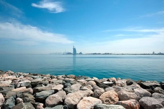 Vista de Dubai a partir da Palm Jumeirah, com vista para o Burj Al Arab.