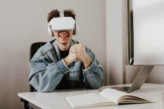 Jovem aproveitando experiência de realidade virtual.