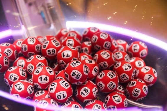 Bolas de loteria coloridas em uma máquina.