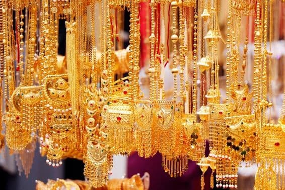 Joias de ouro e diamante em exposição em uma loja de Dubai.