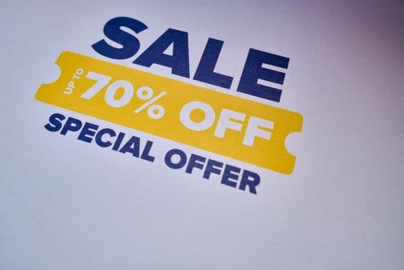 Etiqueta de oferta especial com desconto de até 70%.