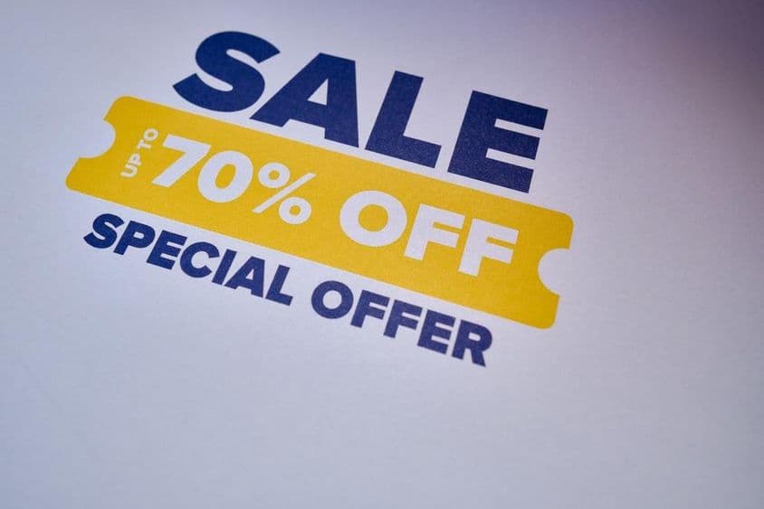 Etiqueta de oferta especial com desconto de até 70%.