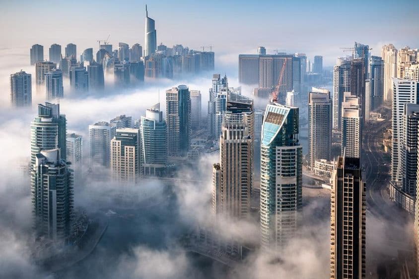 Vista aérea da Marina de Dubai em um dia de neblina.