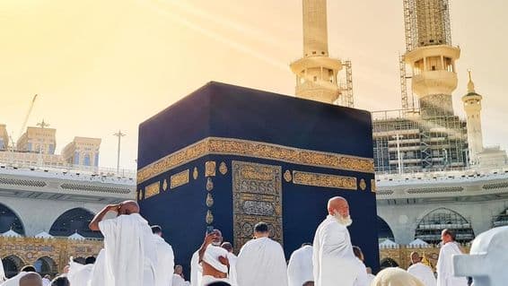 Peregrinos realizando o tawaf em torno da Kaaba.