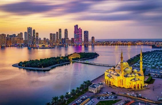 Horizonte da cidade de Sharjah ao pôr do sol.