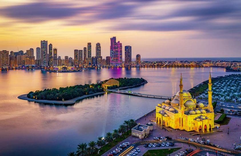 Horizonte da cidade de Sharjah ao pôr do sol.
