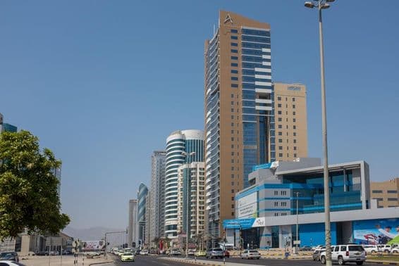 Estrada Hamad Bin Abdulla no centro da cidade de Fujairah.
