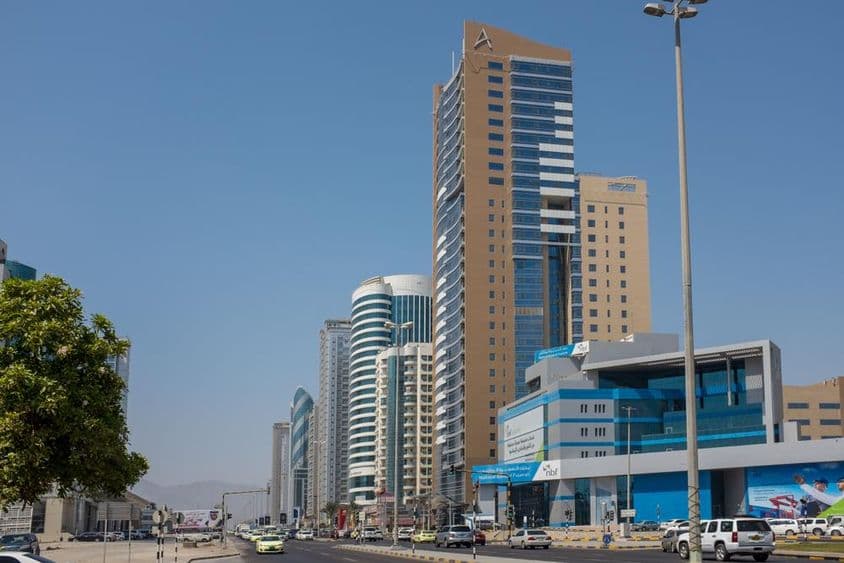 Estrada Hamad Bin Abdulla no centro da cidade de Fujairah.