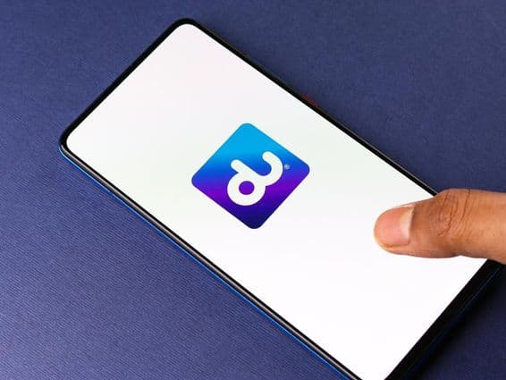 Logotipo da rede Du em uma tela de celular.