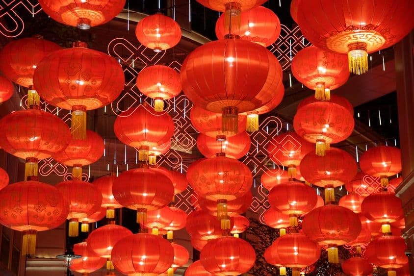 Lanternas festivas celebrando o Ano Novo Chinês.