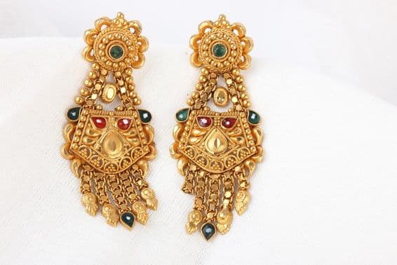 Brincos tradicionais indianos de ouro.