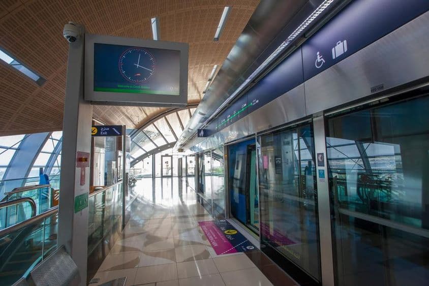Entrada do metrô para a estação Creek Tower na cidade de Dubai.