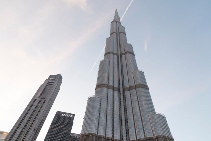 Close-up do arranha-céu Burj Khalifa.