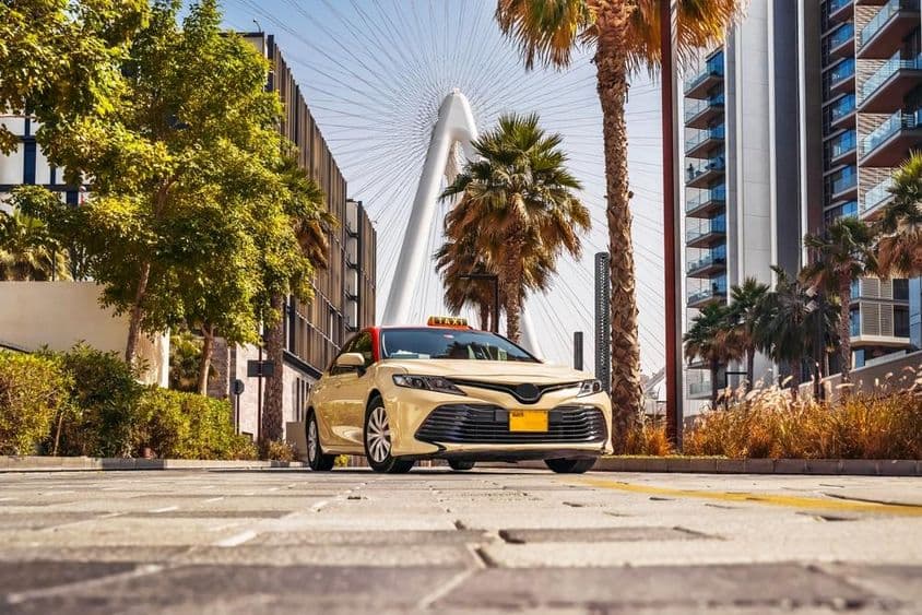 Táxi, em uma rua em Dubai.