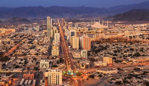 Luzes noturnas na cidade de Fujairah.