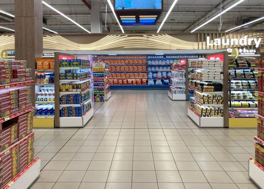 Seção de lavanderia e produtos domésticos em um supermercado em Dubai.