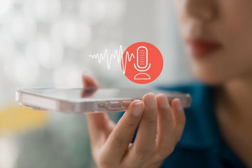 Usando pesquisa na internet compatível com IA em um smartphone para fácil acesso à informação.
