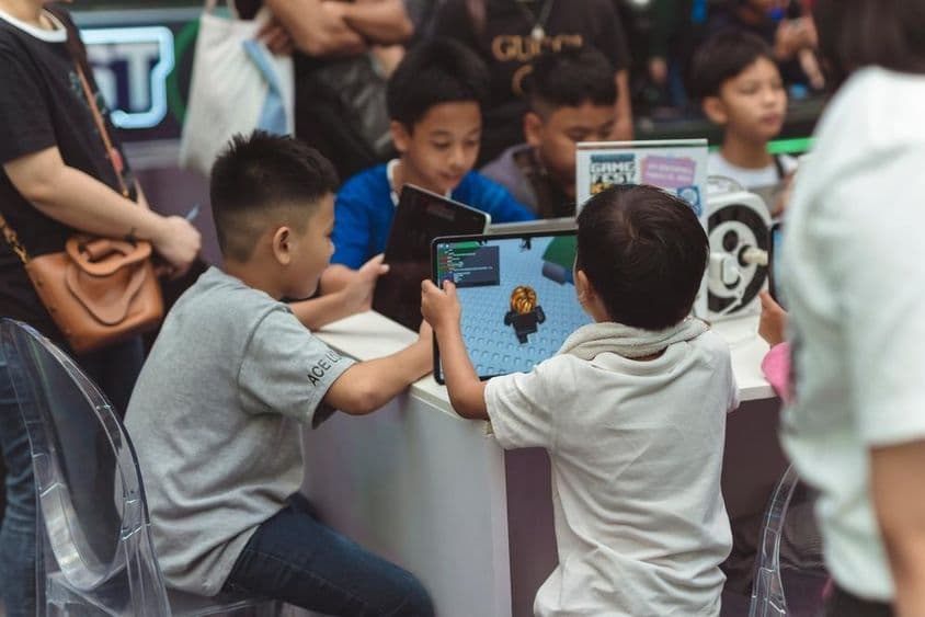 Jovens jogadores participam de uma competição no Roblox.