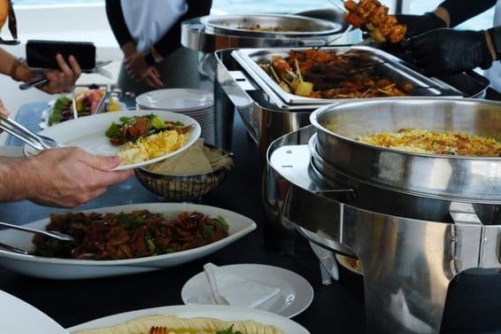 Buffet em um iate em Dubai.