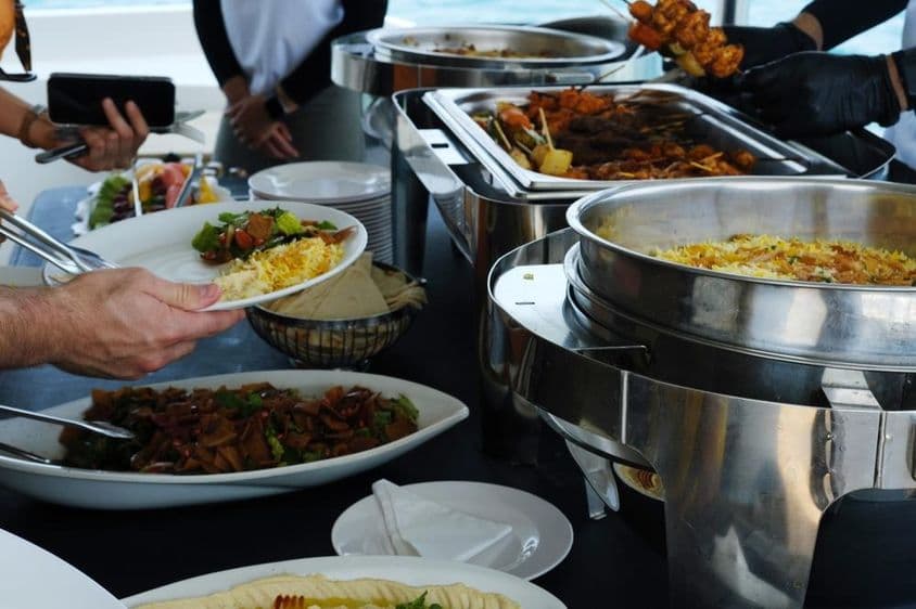 Buffet em um iate em Dubai.