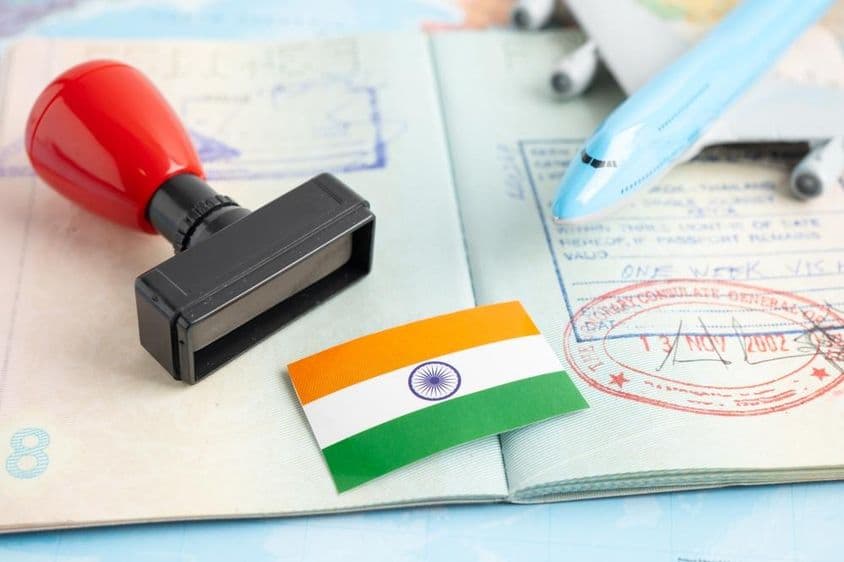 Carimbo com visto e passaporte, avião pequeno sobre passaporte.