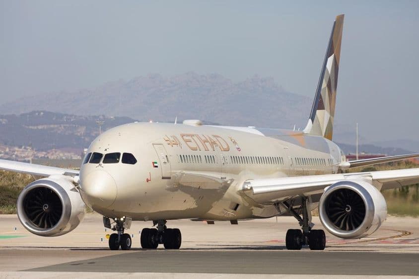 Boeing 787-9 Dreamliner da Etihad Airways na pista de táxi.