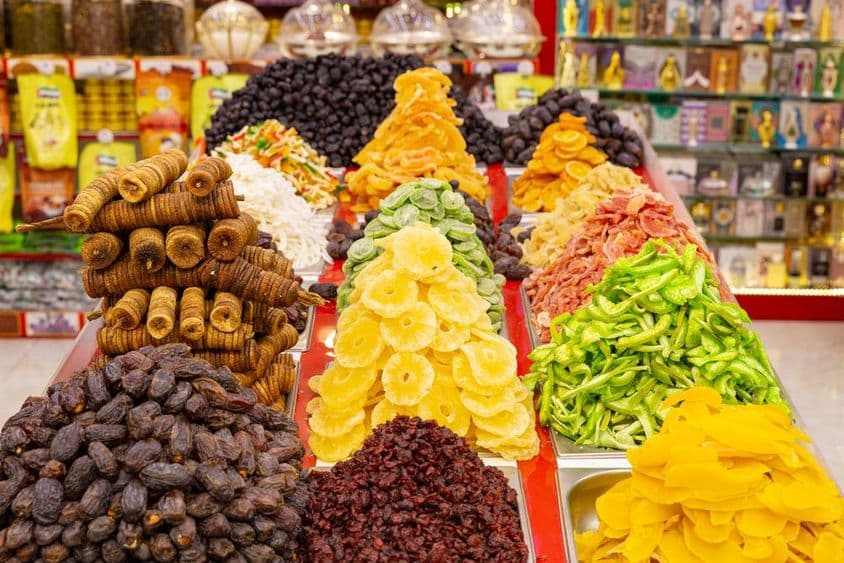Frutas tropicais secas expostas em uma loja de souvenirs em Dubai.