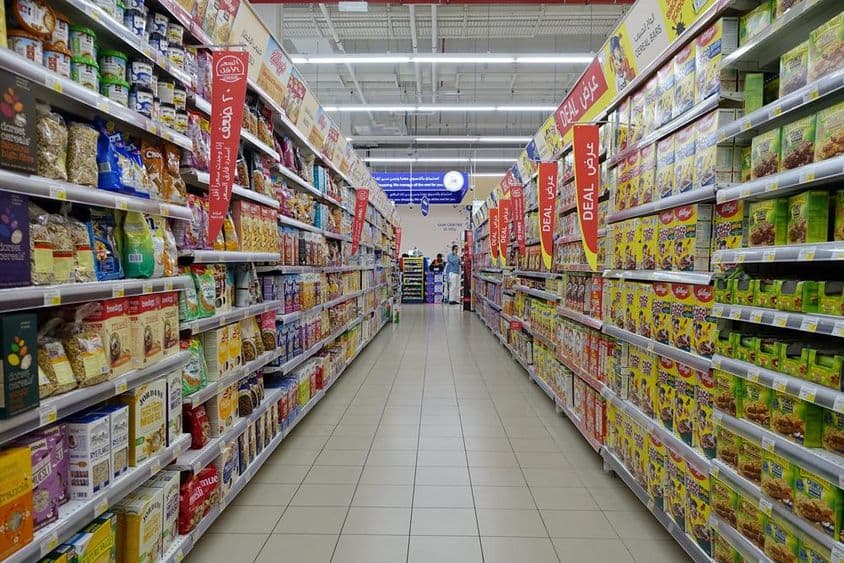 Um corredor de supermercado Carrefour em Dubai.