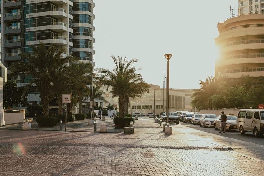 Cena de rua em Dubai com edifícios ao fundo.