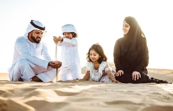 Família feliz desfrutando de um maravilhoso dia no deserto.