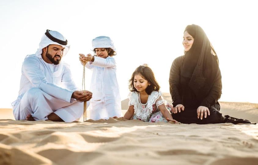 Família feliz desfrutando de um maravilhoso dia no deserto.