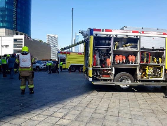 Comandante do incidente perto de um caminhão de bombeiros durante um exercício de evacuação.