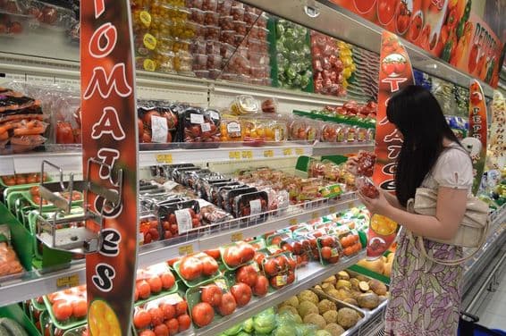 Compradora escolhendo frutas frescas no hipermercado Lulu.