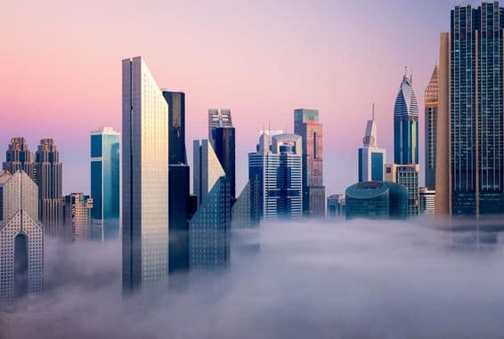Manhã com névoa no centro de Dubai, Emirados Árabes Unidos.