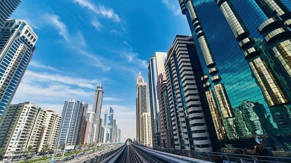 Paisagem urbana de Dubai, edifícios, arranha-céus, estradas.