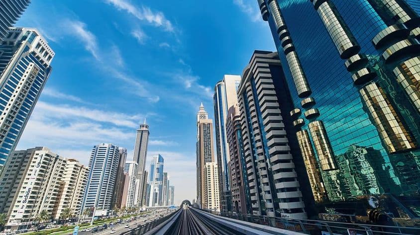 Paisagem urbana de Dubai, edifícios, arranha-céus, estradas.