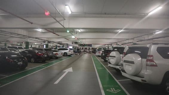 Estrutura de estacionamento no centro da cidade de Mirdif, Dubai.