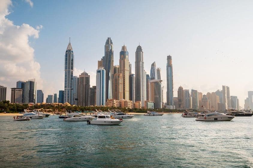 Arranha-céus de Dubai vistos de um barco.