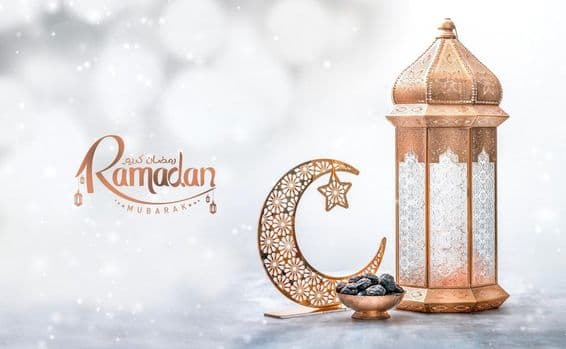 Saudação de Ramadã Kareem, lanterna marroquina com tâmaras e crescente.