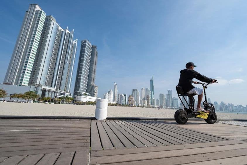 Jovem andando de patinete.