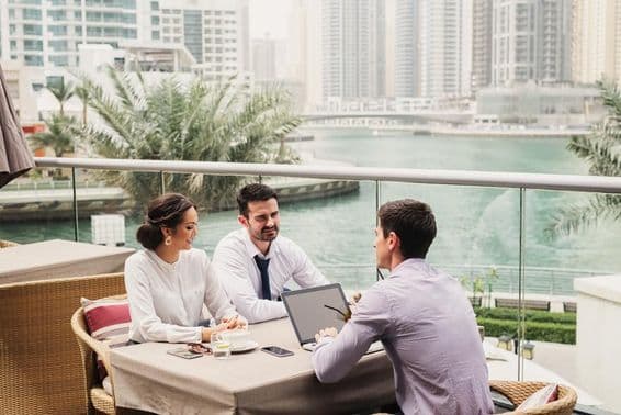 Reunião de negócios em uma varanda moderna na Marina de Dubai.