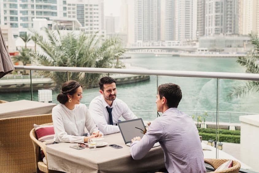 Reunião de negócios em uma varanda moderna na Marina de Dubai.