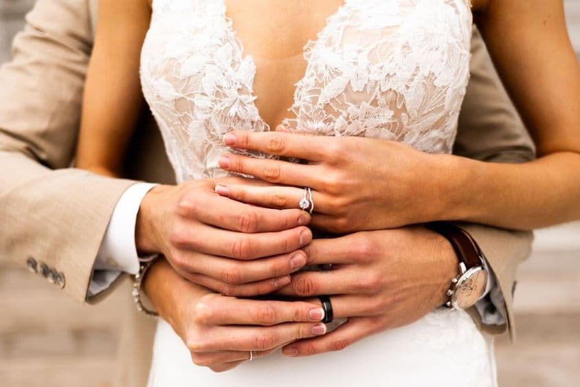 Jovem casal, usando alianças.