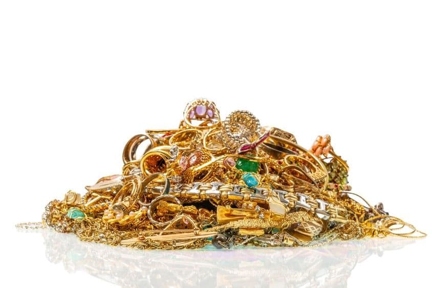 Joias de ouro empilhadas juntas.