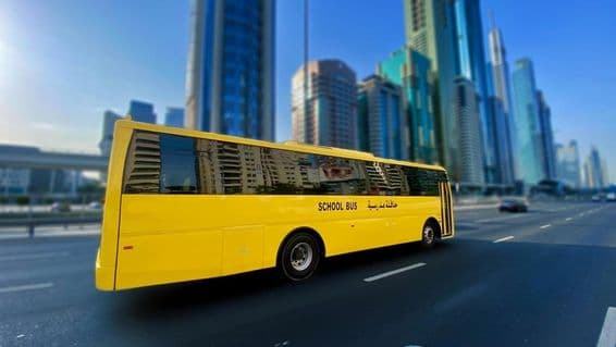 Ônibus escolar de Dubai na estrada Sheikh Zayed.